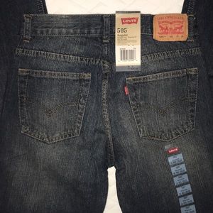 new Men’s Levi’s‼️